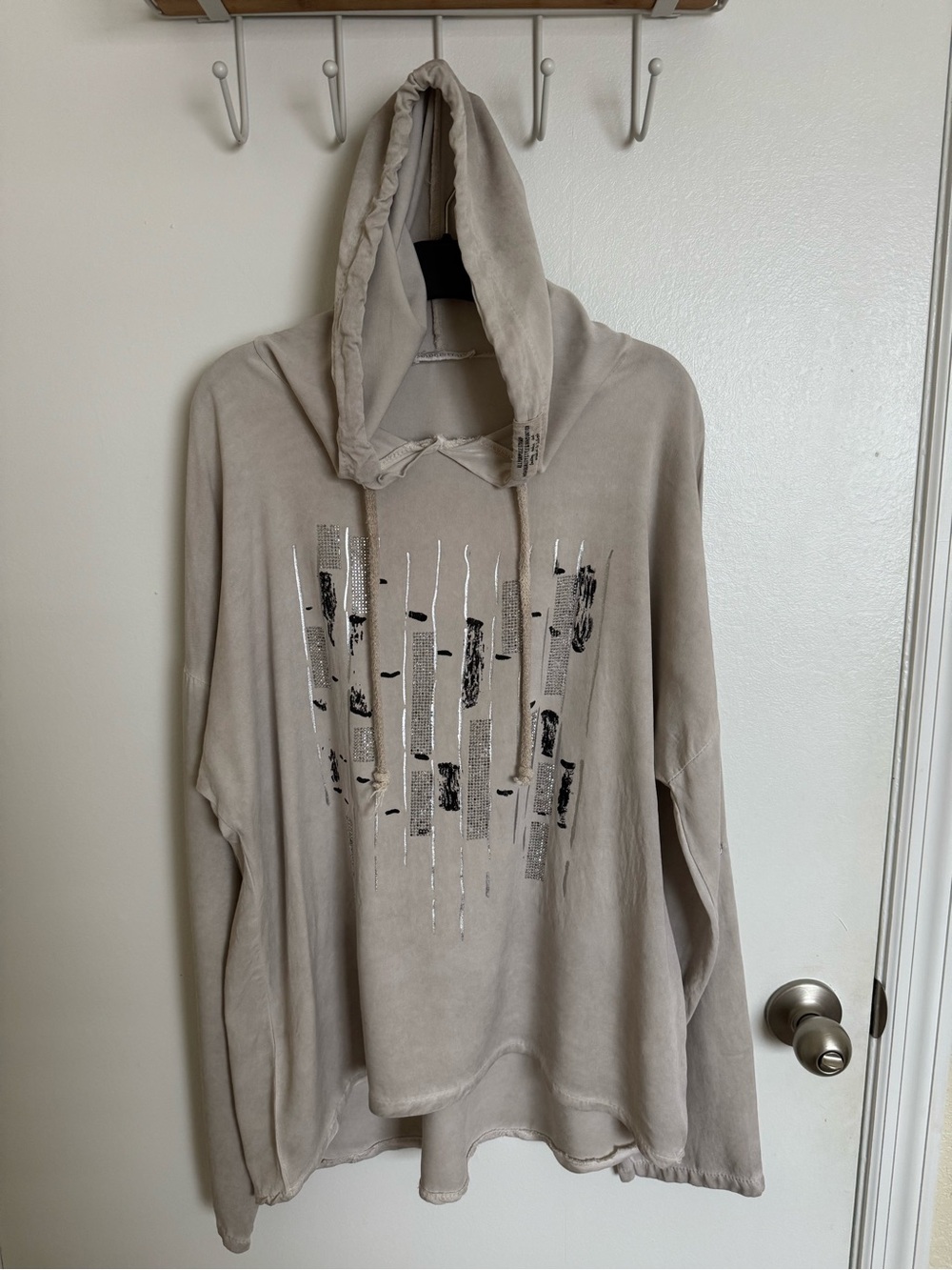 Beige Graphic Hoodie with Metallic Accents, M🦋